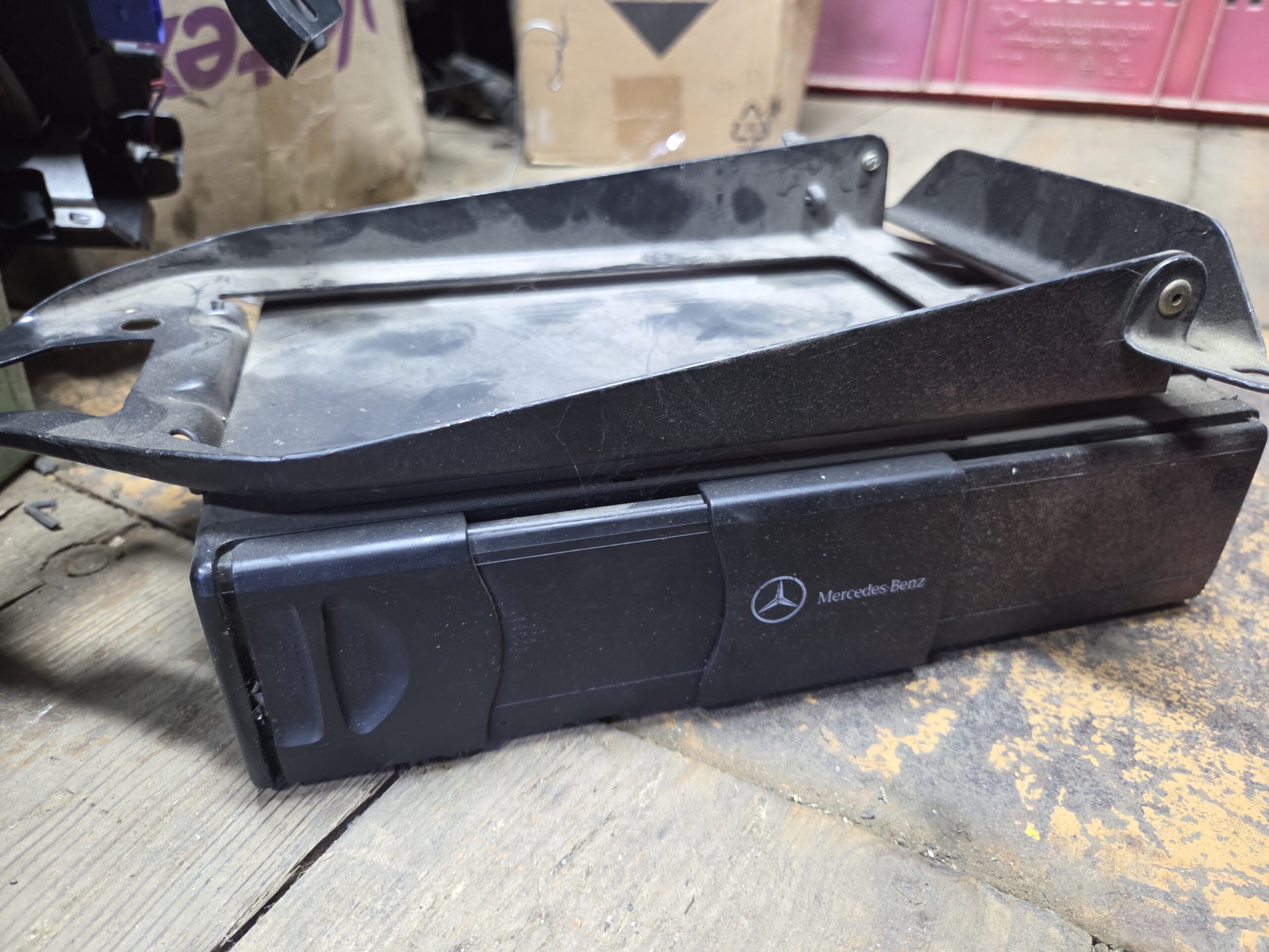 UNITATE CONTROL CD CHANGER MERCEDES MC3111